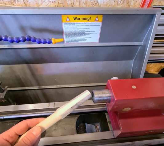 Anwendung eines Konuswischer / Spindelwischer / Kegelwischer aus Buchenholz zur Reinigung einer Werkzeugaufnahme