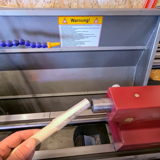 Anwendung eines Konuswischer / Spindelwischer / Kegelwischer aus Buchenholz zur Reinigung einer Werkzeugaufnahme